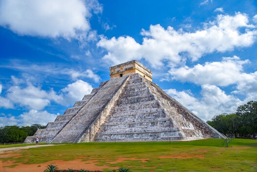 Pirâmide de Kukulcán em Chichén Itzá, México, símbolo da civilização maia